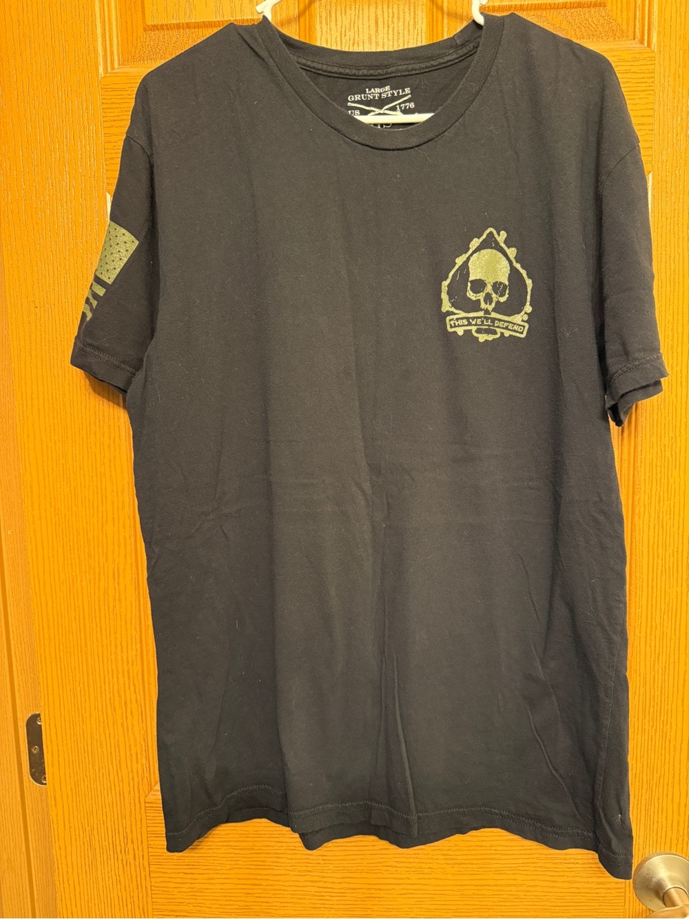 Grunt Style Black Short-Sleeve Tee with Olive Skull Accent Size Large